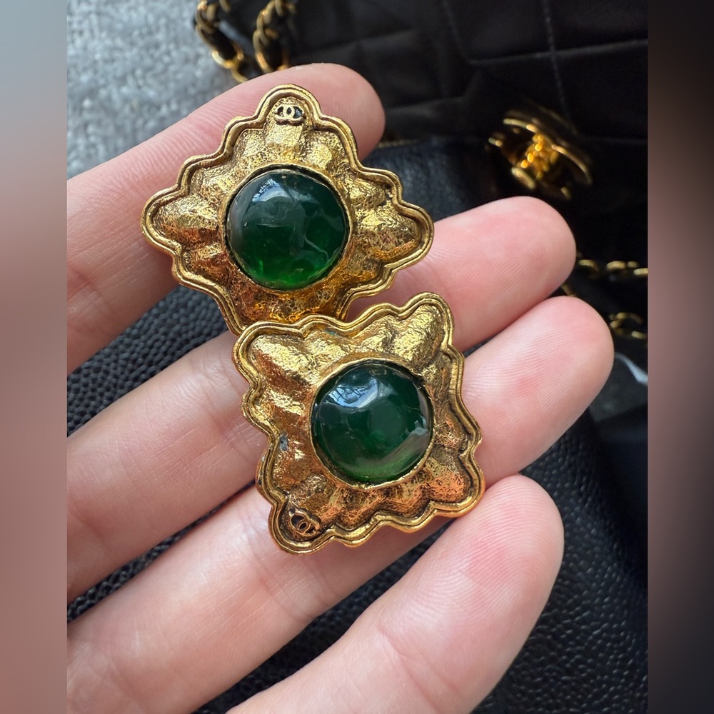 LOT 1669 24K gold plated CHANEL vintage green gripoix clip on earrings - Picture 5 of 7